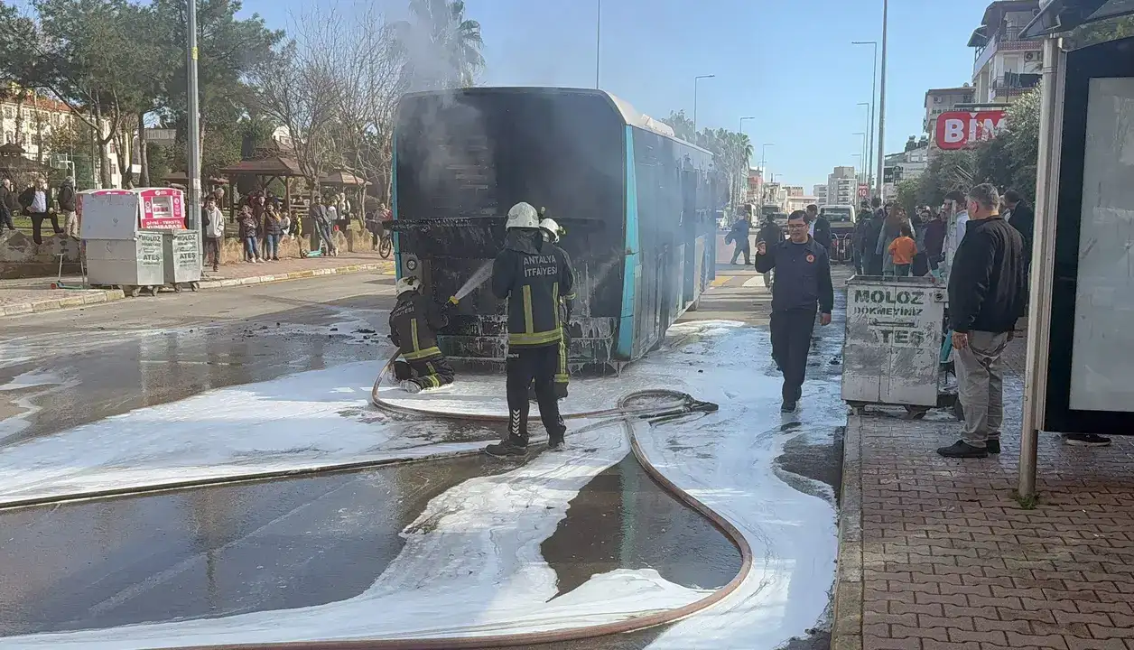Antalya Gülveren'de Halk Otobüsü Alevlere Teslim Oldu 5